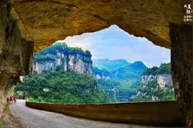 “大美陕西”影像展征集作品展播丨《挂壁公路》图片