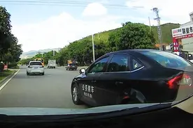 网曝云南大理一公务车强行别车，当地回应图片