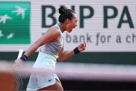 虽败犹荣！郑钦文撕掉绷带赢得掌声图片