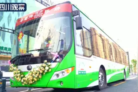 下一站，幸福！公交变身婚车 新娘自驾送亲图片