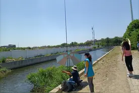 护城河边钓鱼 禁止图片