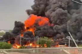 美国一座化工厂发生大火，黑烟直冲天际，不时传出爆炸声图片