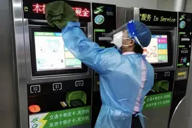 上海地铁准备恢复运行，2号线重点车站将用移动栏杆疏导客流图片