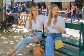 她们的穿搭火遍全网，这件上衣加分不少图片