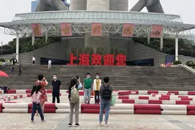 上海东方明珠塔恢复开放首日，孩子带着可达鸭来游玩图片