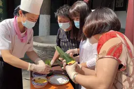 粽飘香家风扬，济南最美家庭、出彩人家代表趵突泉畔现场体验包粽子图片