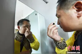 重庆：男子兼职扮演“孙悟空”11年 专为客人制造欢乐图片