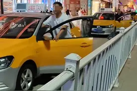 山东泰安出租车司机排队候客时纷纷下车推行：为了省油图片