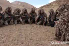喀喇昆仑山腹地，特战小队上演“绝杀”演练图片