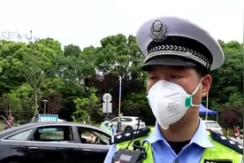 滨江公园早早约满 交警开辟路面停车视频封面