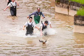 长沙世界之窗举办抓鸭子大赛，帅哥美女battle起来了！视频封面
