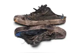 巴黎世家1.2万元的限量“做旧”鞋引争议，又脏又破为了寓意“环保”图片