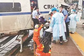 D2809次列车撞泥石流脱线 殉职司机曾5秒内紧急制动图片