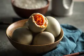 “流油”的咸鸭蛋健康吗？吃的时候要注意些啥？来听听医生怎么说图片