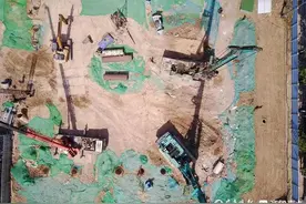 假日酷暑中工地上工人露天奋斗，济南地铁4号线最新进展图片