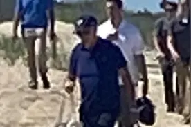 私人飞机误闯别墅限制空域 拜登“虚惊一场”后现身海滩散步图片