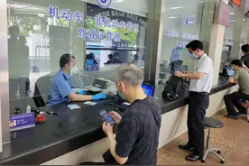 「听」明天你要去车管驾管部门排队吗，别忘了预约图片