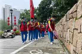 市区街头乱扔垃圾现象少了，还有人自备垃圾袋！但是……图片