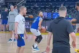 库里赛前热身三分狂铁图片