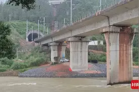 连接D2809车头的8号车厢：乘客瞬间被甩在过道上 敲碎了车窗玻璃却像布一样取不掉图片