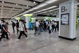 乘客比6月1日大幅增加，上海地铁、公交、轮渡正加速复原图片