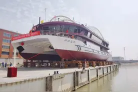 “两江盘龙”号下水，夜游长江再添新船图片