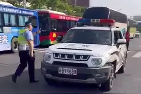 粗心考生跑错校区求助交警，株洲交警立即护送图片