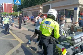 高考监考老师被堵高架，济南交警10分钟将其送往考点图片