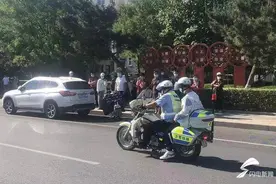 忘带证件！临沂高新区交警铁骑一路疾驰15分钟帮取回图片