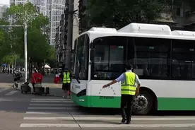 为高考“让路”，武汉这些公交线路调整运营走向图片