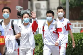 高考首日｜“旗开得胜”“一举夺魁”，家长花式为学子加油图片