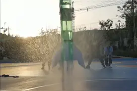 小学师生用饮料瓶制作三级水火箭，科学老师：近80名学生参与图片