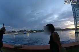 男子在水中求救，美国警察冷眼旁观：我不会跳下去的图片