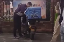 为他加油！外卖小哥骑送餐车参加高考图片