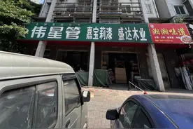 可怕！柳州一高楼玻璃疑似自爆，大量碎碴从天而降…图片