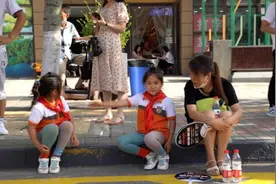 母亲带6岁双胞胎女儿到高考考场外感受氛围视频封面