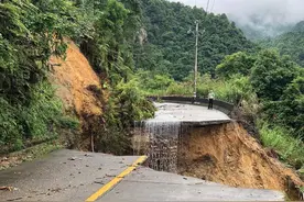 @广大司机，韶关乳源县道325线路面塌方交通中断，请注意绕行图片