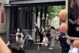 武汉高考结束6名考生翻跟头冲出考场，家长捧花束、高举偶像条幅迎接图片