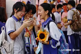 花式庆祝高考结束！广州学弟学妹送奶茶，家长送假面骑士手办图片