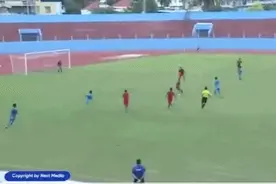 太恶劣！越南球员被出示红牌后恼羞成怒 竟追打掌掴当值主裁图片