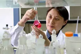 她毅然回国，被北大学生选为“十佳教师”！图片