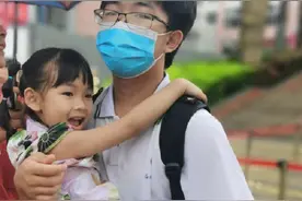 哥哥高考结束后一把抱起妹妹图片