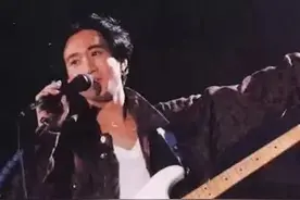 杨早：挽手说梦话，像昨天，你共我｜纪念黄家驹图片