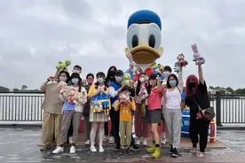 迪士尼世界商店开门，有人冒雨6点就来排队了！星黛露最抢手→图片