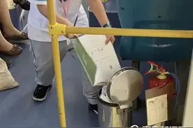 人间小美好！青岛一名小学生在公交上的暖心举动获网友点赞图片