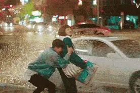 一司机雨天开车溅别人一身水！昆明交警：罚图片