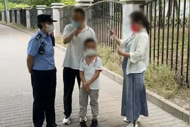 警探号丨乘客路边“捡到”5岁男童 警民护送回家路上巧遇家长图片