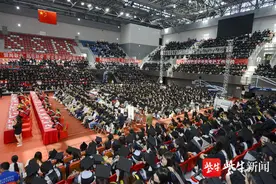 江苏第二师范学院举行2022年本科生毕业典礼，毕业生以“鼎”献礼母校70华诞图片