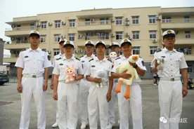 海军兵哥哥邂逅美丽小姐姐，现场好热闹图片