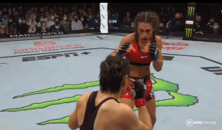 张伟丽神龙摆尾KO乔安娜 迈卡威发推感叹：太疯狂了图片